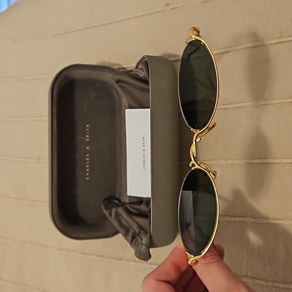 Sunglasses - Picture 3 of 4